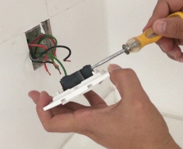 Hướng dẫn cách lắp ổ cắm điện âm tường an toàn đúng kỹ thuật