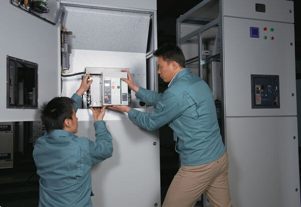 Lắp đặt Máy cắt không khí EasyPact EVS Schneider lên tủ điện